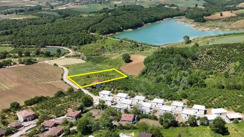 SÖĞÜTLÜ BEŞDEĞİRMENLER KÖYÜ ASVALT ÜZERİ SATILIK ARAZİ