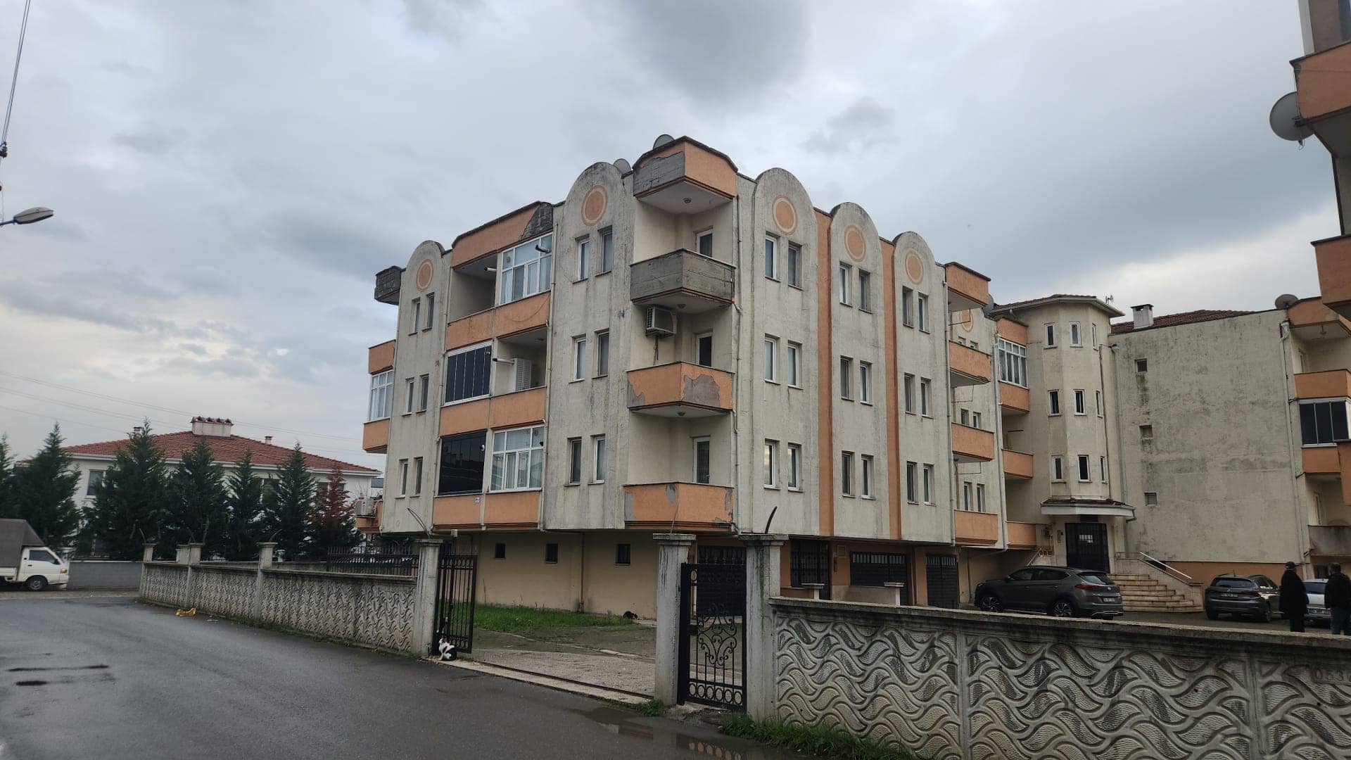 ERENLER BELEDİYE ARKASI ARAKAT SATILIK DAİRE